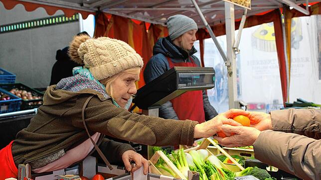Markthändlerin Pina de Sanctis auf dem Überlinger Wochenmarkt. Der Handelsplatz Überlingen ist von einem Geben und Nehmen geprägt. ...