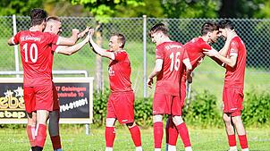 Jubel zum 4:2-Treffer gegen die SpVgg F.A.L. durch den Geisinger Maximilian Moser (rechts), zusammen mit Simon Federle.