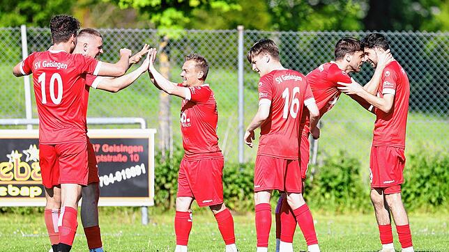 Jubel zum 4:2-Treffer gegen die SpVgg F.A.L. durch den Geisinger Maximilian Moser (rechts), zusammen mit Simon Federle.