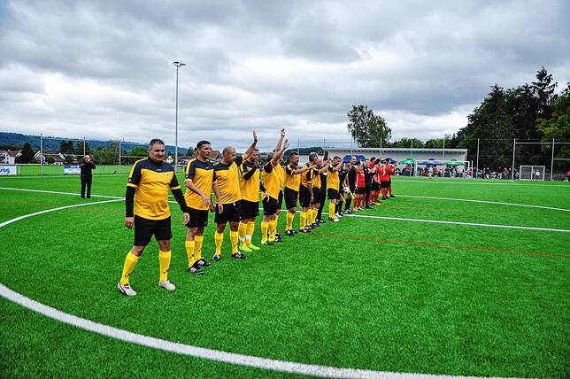 Zur Eröffnung des neuen Kunstrasenplatzes spielte eine Legenden-Mannschaft des FC Schaffhausen gegen das Alte-Herren-Team des FC Büsingen.