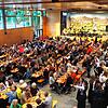 Ein rundum gelungenes Schlachtfest in Lottstetten: Besucher genießen deftige Speisen und die zünftige Musik. Bilder: Ralf Göhrig