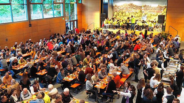 Ein rundum gelungenes Schlachtfest in Lottstetten: Besucher genießen deftige Speisen und die zünftige Musik. Bilder: Ralf Göhrig
