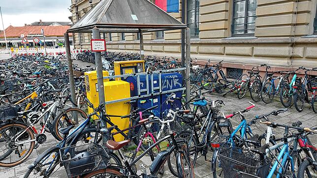 Fahrradflut im Juli 2025 auf der Marktstätte: Im Hintergrund ist die Ladenzeile (links oben) zu erkennen. An dieser Stelle ist ein ...