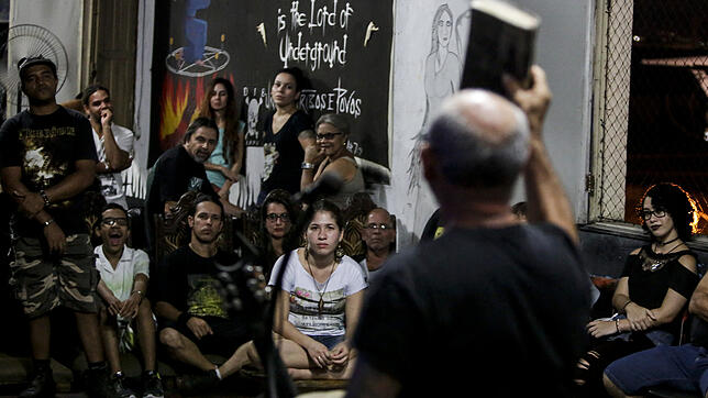 Es geht um Gott und Gitarren, um Erlösung und Ekstase: In einem Slum in Rio predigt ein evangelikaler Pastor das Evangelium mit Hilfe ...