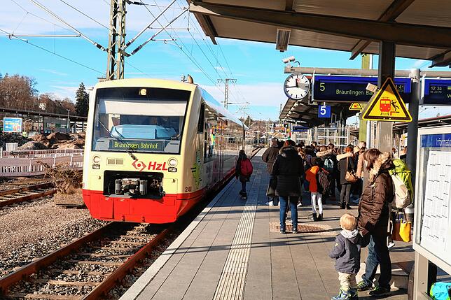 Der Ringzug hält an Bahnsteig 5 des Donaueschinger Bahnhofs. Auch dort müssen Fahrräder, Rollstühle und Kinderwägen noch mühevoll über ...