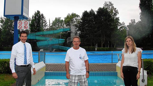 Oberbürgermeister Erik Pauly (von links), Klaus Götte (Betriebsleiter des Parkschwimmbads) und Stefanie Feger (Sachgebietsleiterin ...