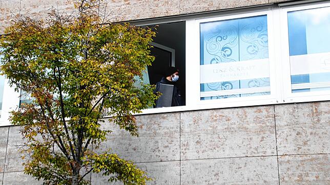 Aus dem Fenster einer Zahnarztpraxis in der Donaueschinger Karlstraße ertönen Klänge rund um die Donau &ndash; eine Probe für die ...