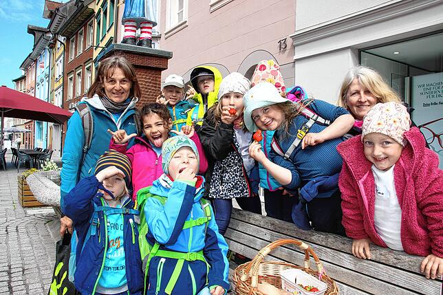 Kindergartenleiterin Margarete Fuchs (links) und Erzieherin Evi Wöhrle (rechts) sind mit ihrer Gruppe vom Waldkindergarten Niedereschach ...