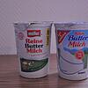 Links das Markenprodukt von Müller, rechts die gleiche Buttermilch von gut & günstig: In beiden Bechern ist das Gleiche drin.