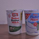 Links das Markenprodukt von Müller, rechts die Buttermilch von gut & günstig: In beiden Bechern ist das Gleiche drin.