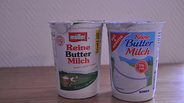 Links das Markenprodukt von Müller, rechts die Buttermilch von gut & günstig: In beiden Bechern ist das Gleiche drin.