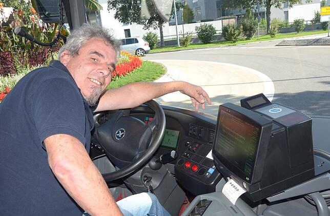 10.52 Uhr: Von wegen Städteschnellbus &ndash; Busfahrer Martin Rehm ist schon anderthalbstunden zu spät. Sein Fahrtenanzeiger kann aber ...