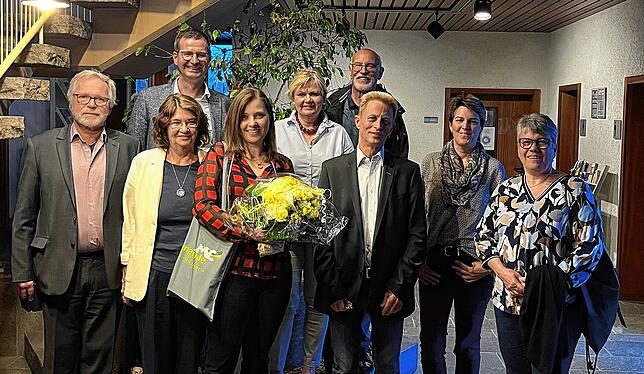 Der Empfang für Maria Brendle (mit Blumen) im Rathaus Mühlhausen-Ehingen.
