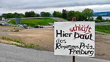 Klare Worte am Rand einer Baustelle, auf der es seit Jahren kaum vorangeht: Bei Hegne kritisiert ein Schild, dass der Ausbau der B33 ...