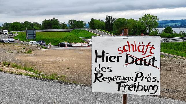 Klare Worte am Rand einer Baustelle, auf der es seit Jahren kaum vorangeht: Bei Hegne kritisiert ein Schild, dass der Ausbau der B33 ...