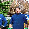 Hubert Futterknecht, Michael Ebner und Norbert Eichkorn (von links) nach dem Aufstellen des Baumes an der Hauptstraße in Tiengen.