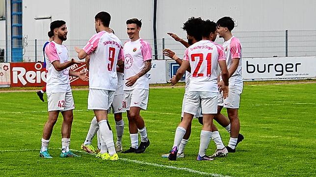 Jubel beim Türk. SV Singen nach dem Sieg gegen den FV Elzach-Yach.