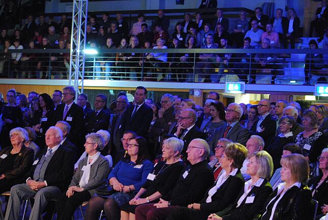 Volles Haus: Knapp 1000 Besucher kommen zum Neujahrsempfang in die Stadthalle Tiengen. Dabei werfen sie mit OB Philipp Frank einen Blick ...