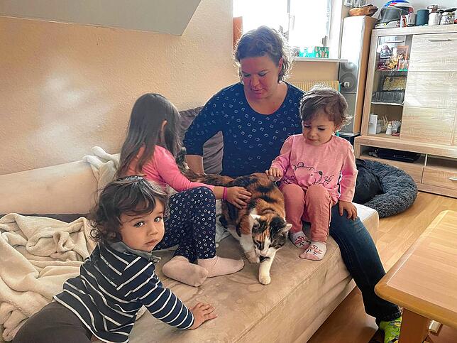 Für Nadinde Klopcke ist es wichtig, dass sich die Kinder bei ihr im alten Bauerhaus überall frei bewegen können. Gerne streicheln sie ...