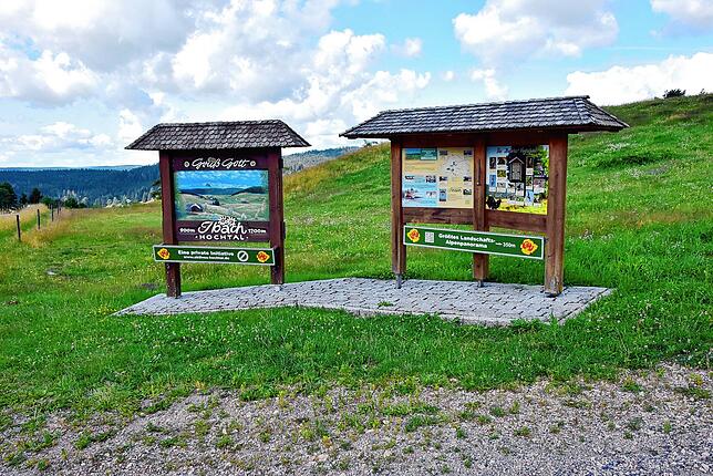 Die Informationstafeln am Wanderparkplatz Ibach im Ortsteil Oberibach.