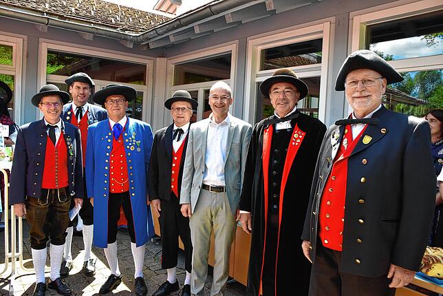 Beste Stimmung herrschte beim Empfang der Vereinsabordnungen. Unser Bild zeigt den Vorsitzenden Claus Stange Links) und Bürgermeister ...
