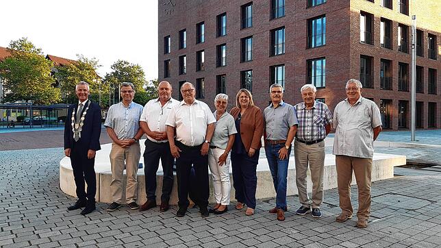Bürgermeister Manfred Härle verabschiedete (von links) die scheidenden Gemeinderäte Ralf Gagliardi (GoL), Fritz Baur (SPD), Peter Frick ...