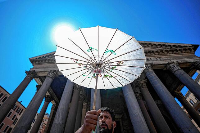 Sonnenschirm nicht vergessen: Ein Mann schützt sich vor dem Pantheon in Rom.
