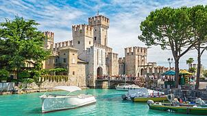 Touristen strömen nach Sirmione - in Zukunft könnte es Begrenzungen und strengere Regeln geben.