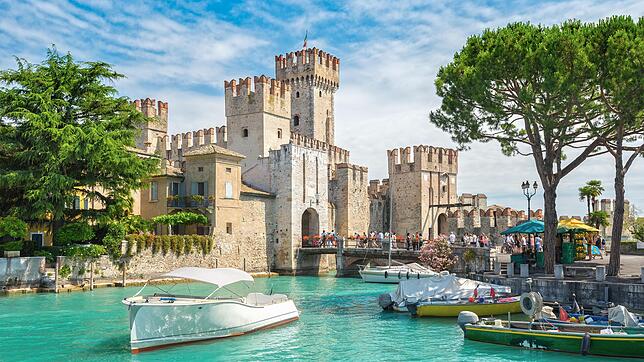 Touristen strömen nach Sirmione - in Zukunft könnte es Begrenzungen und strengere Regeln geben.