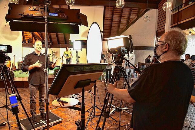 Pastor Michael Großklaus steht auf seiner Markierung und spricht zu den Gemeindemitgliedern per Videolivestream. Seit Beginn der ...