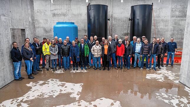 Brigachtaler Gemeinderäte beim Bad Dürrheimer Wasserwerk Schabelwiesen, wo derzeit das gemeinsame Projekt entsteht. Auch Bürgermeister ...