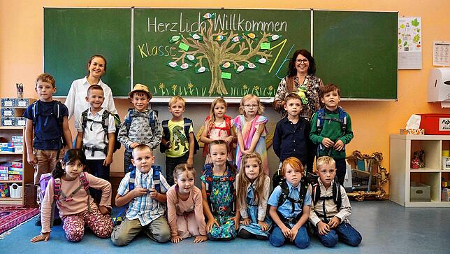 Klasse 1b: 15 Erstklässler freuen sich mit Klassenlehrerin Tina Schenk (rechts) und Lehrerin Lydia Peschel (links) auf ihren Schulstart.