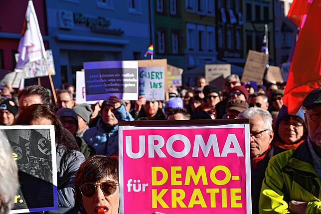Zahlreiche Menschen versammeln sich auf dem Villinger Marktplatz, um für Demokratie und gegen Nazis einzustehen.