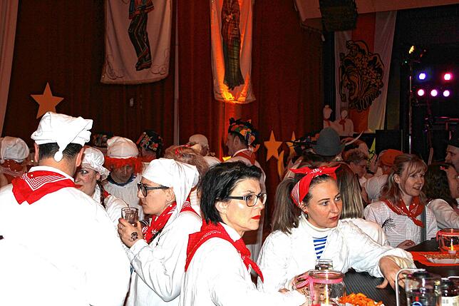 Bild 2: Weiße Narren ziehen durch Stockach: Die schönsten Bilder vom Hemedglonkerumzug und der Verbrennung
