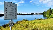 Der Hüfinger Riedsee, korrekt Riedsee II tituliert, liegt idyllisch jenseits der Bundesstraße und zieht im Sommer viele Besucher an. Sie ...