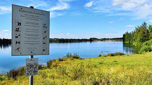 Der Hüfinger Riedsee, korrekt Riedsee II tituliert, liegt idyllisch jenseits der Bundesstraße und zieht im Sommer viele Besucher an. Sie ...