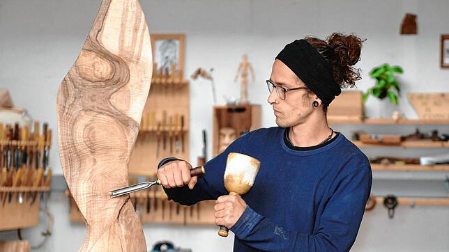 Holzbildhauer Lukas Schmid aus Eggingen bei der Arbeit.