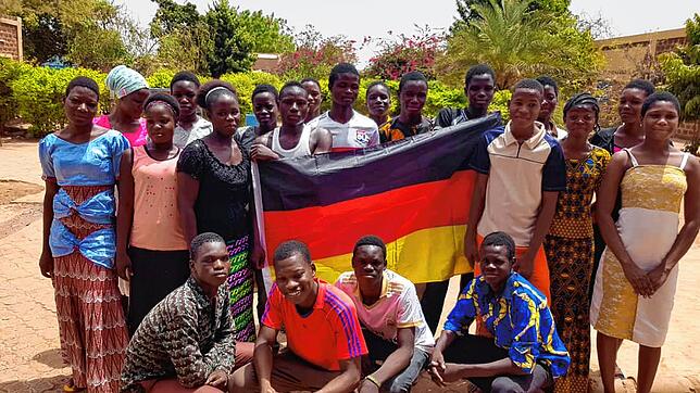 Herzlich willkommen in Kaya! Mit Freude wurde die virtuelle Ankunft der Schüler des Staufer Gymnasiums aufgenommen.
