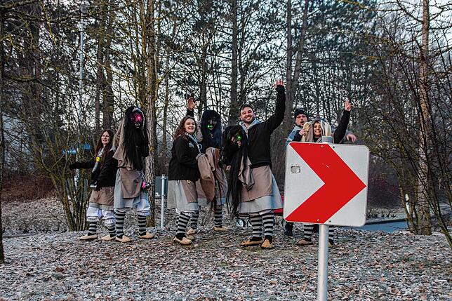 In Tengen besetzt eine Hexengruppe frühmorgens den Kreisel.
