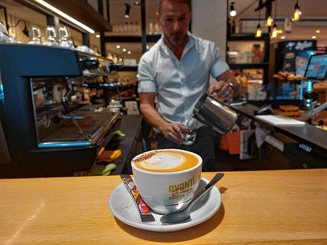 Hier passt alles: Der Cappuccino in der kleinen Bar im Otto Müller.