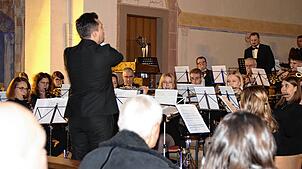 Der junge Dirigent Jonathan Eberstein präsentierte zusammen mit dem Orchester des Musikvereins ein stimmungsvolles und ...