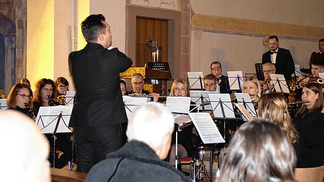 Der junge Dirigent Jonathan Eberstein präsentierte zusammen mit dem Orchester des Musikvereins ein stimmungsvolles und ...