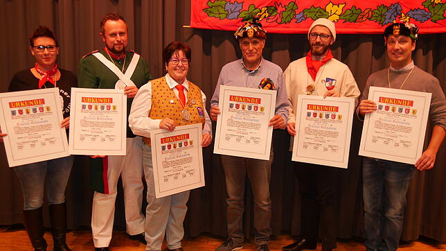 In Anerkennung der Verdienste um Fasnacht und Brauchtum am Hochrhein erhielten (von links) Daniela Wolkowski (Katzenrölli Tiengen), Paul ...