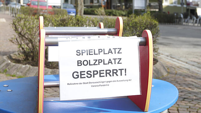 Warten darauf, dass die Spielplätze wieder geöffnet werden: In Donaueschingen hat sich übers Wochenende eine Person neu infiziert, eine ...