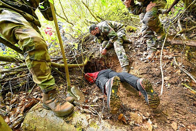 Mit teils waghalsigen Manöver versuchen französische Soldaten und Spezialisten dem Geheimnis des Winterbergtunnels auf die Spur zu ...