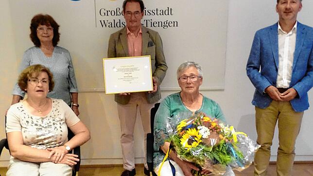 Das Vorstandsteam des Freundeskreis Blois-Waldshut-Lewes verabschiedete Kassiererin Irene Dold (rechts, sitzend). Von links: ...