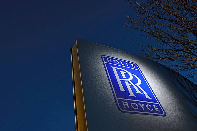 Das Logo von Rolls Royce (RR) ist auf einer Stehle vor dem Werk 1 in Friedrichshafen angebracht. Sowohl RR als auch seine deutsche ...