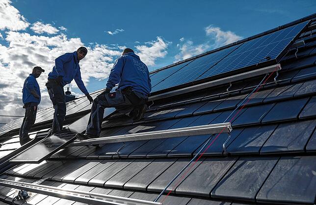 Wer Photovoltaik auf dem Dach hat, kann die Vorteile der Brennstoffzelle besser nutzen.