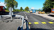 Blick vom Zollamt in Richtung Lottstetten, der neue Fahrbahnbelag ist da. Am rechten Fahrstreifen ist eine Barriere gegen zu schnelles ...