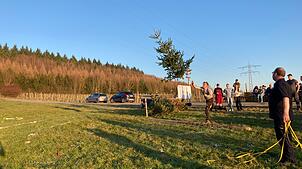 Ein Baum lernt durch Teilnehmer Leandro Starik beim Weihnachtsbaumweitwurfwettbewerb in Neufrach fliegen. Foto: Xenia Rieke-Zapp